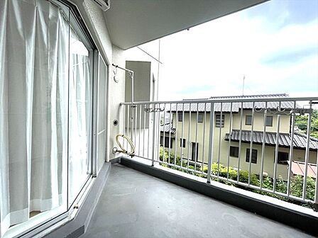 らくらくお洗濯を助ける広いバルコニー。