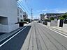外観：前面道路は広く、きれいに整備されているので小さなお子様にも安心です。 