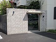 駐車場からのマンション入り口