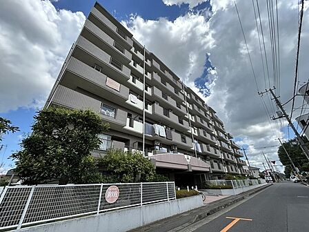 車通りの少ない閑静な住宅地、のびのびした子育てに適します。