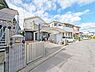 外観：幅員の狭い道ですが、車通りの少ない住宅街に立地してます。 