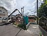外観：幅員の狭い道ですが、車通りの少ない住宅街に立地してます。 北西側は法定外道路です。