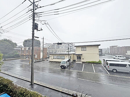 前面の住まいとの距離感があるから、圧迫感を感じません。
