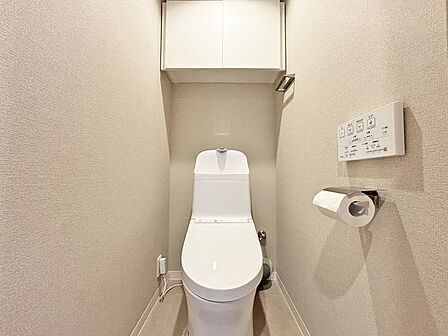 新しくお住まいになる方のことを考えて、トイレも新品に交換しました。