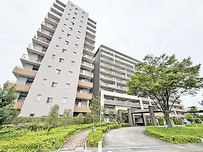 外観：タイル張りの荘厳な外観は、マンションならでは。 