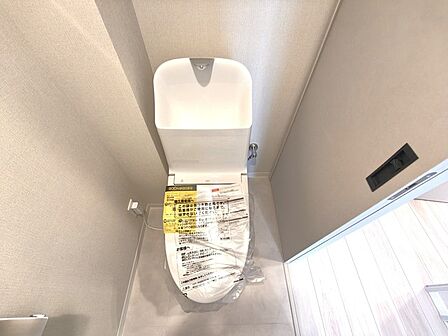 注目度の高いお手洗い。ちゃんとウォシュレット機能ついてます。