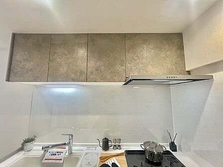 手を伸ばせばそこに収納が。安定した使用感の吊戸棚つきのキッチン空間。