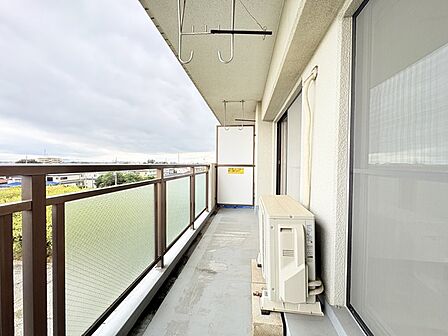 らくらくお洗濯を助ける広いバルコニー。