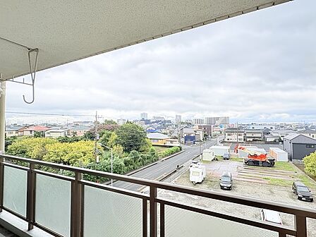 住宅街の中の一戸建て、あたりはほとんど住宅です。