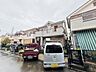 外観：車通りの少ない閑静な住宅地、のびのびした子育てに適します。 