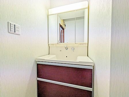 お出かけ前の身だしなみに一歩差がつく三面鏡。