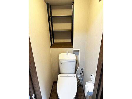 【トイレ】手洗器一体型で、使用後すぐに手を洗えて衛生的。背面に収納棚が設置されているので、トイレットペーパーや掃除用具などを収納できます。