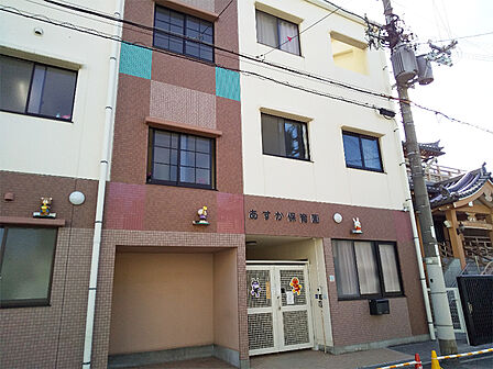 【あすか保育園まで徒歩9分(約720m)】給食制。園内に厨房があり、温かい食事が楽しめます。園庭があり、子供たちは思いきり走り回ることができます。