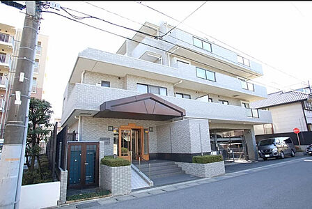 タイル張りの5階建て低層マンション