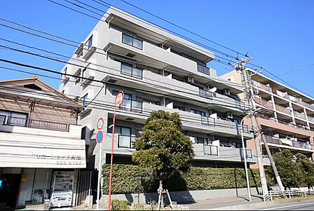 周辺はマンションと低層住宅で構成された住宅街で周辺環境も充実しています!