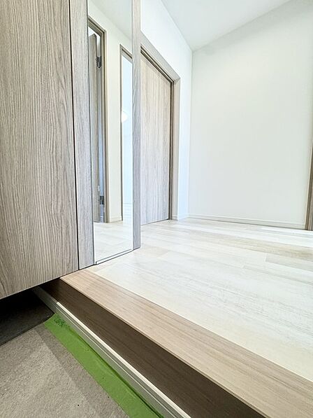 大型の下駄箱収納でお気に入りの靴もたっぷり収納できますね！ 