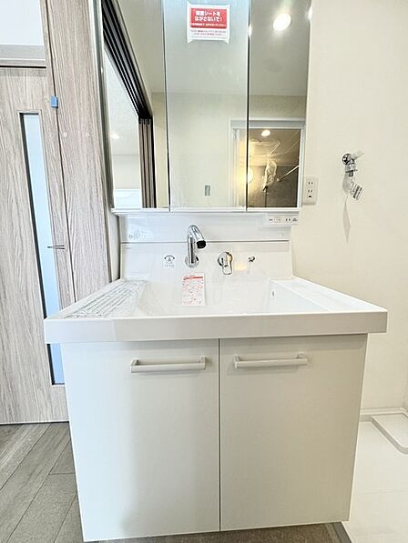 朝の身支度に便利なシャンプードレッサーはとっても便利です！シンク下の収納でアメニティ類のストックもバッチリ！ 