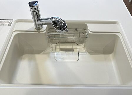 キッチンの水栓にワンタッチで切り替えられる浄水機能がついているのでわざわざ重いミネラルウォーターを買う必要がありません