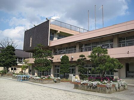 南本町小学校（184m）