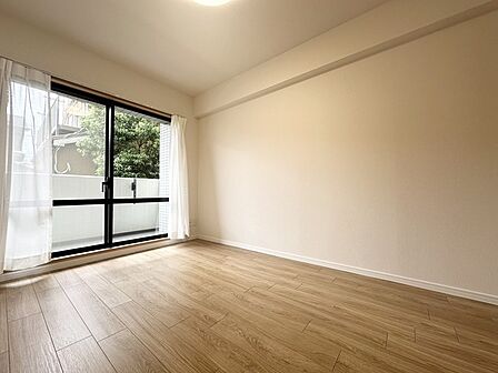 洋室は明るい空間となっています！子供部屋にも良さそうですね！ 
