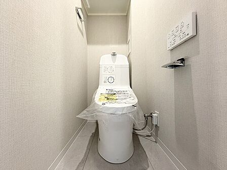 上部に収納棚があり、トイレットペーパーや掃除用具をスッキリ収納できます!