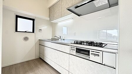 空間に広がりが生まれるI型キッチンを採用。作業スペースが広くて作った料理をすぐに配膳でき、食後はそれぞれが自分で食器を運べるレイアウトです。 