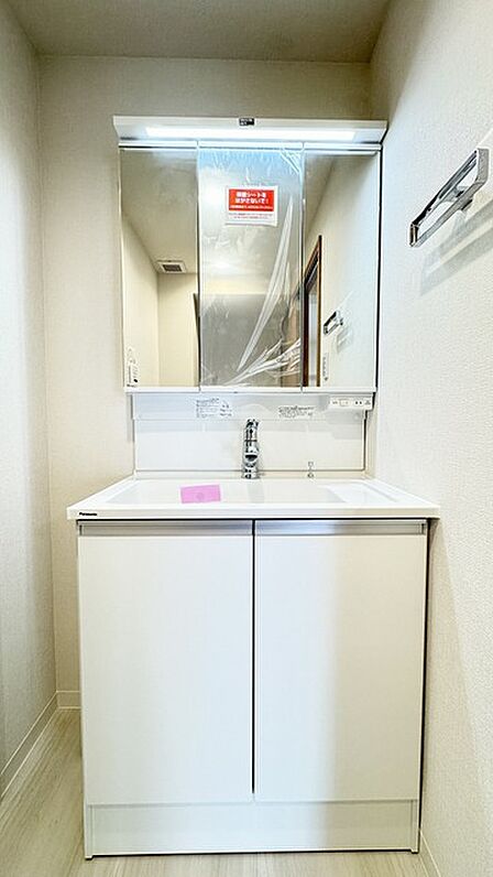 朝の身支度に便利なシャンプードレッサーはとっても便利です!シンク下の収納でアメニティ類のストックもバッチリ!