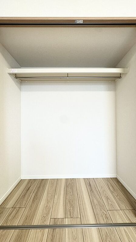大型のクローゼットです! これだけの収納力があれば部屋もスッキリ保てますよ!