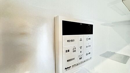 キッチンの壁にはユニットバスのコントローラーが設置されています! お湯張りや追焚き操作もキッチンから操作でき いつでも温かいお風呂に入ることができます!