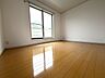 寝室：寝室は明るい空間となっています！子供部屋にも良さそうですね！ 