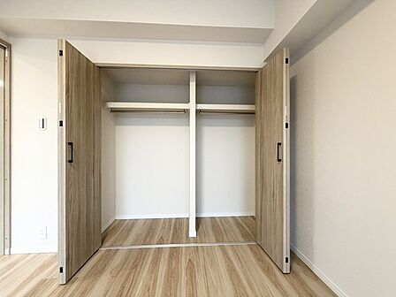 大型のクローゼットです! これだけの収納力があれば部屋もスッキリ保てますよ!
