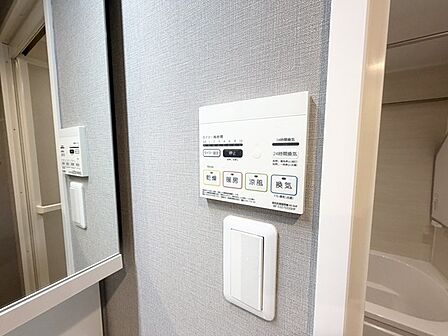 カビの発生も抑制出来ます！また暖房・涼風機能も付いているので冬はいつでも暖かく、夏は涼しく、雨の日でも洗濯物が乾くのも良いですよね！梅雨の時期など重宝します。 