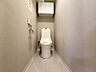 トイレ：壁には埋め込み式の収納があります！ トイレットペーパー等のストックに便利です！ 