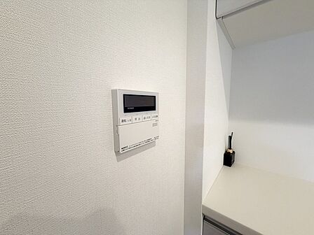 キッチンの壁にはユニットバスのコントローラーが設置されています！ お湯張りや追焚き操作もキッチンから操作でき いつでも温かいお風呂に入ることができます！ 