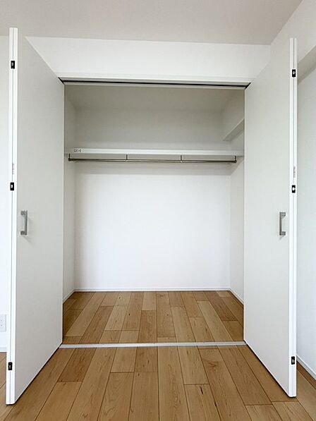 広々としたウォークインクローゼット! ゴルフバックや趣味の物など、まとめて収納できるのでお部屋を有効に使えますね!