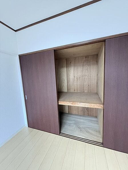 大型の収納です! これだけの収納力があれば部屋もスッキリ保てますよ!
