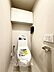 トイレ：上部に収納棚があり、トイレットペーパーや掃除用具をスッキリ収納できます！  