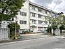 周辺：草加市立両新田小学校 徒歩7分。 560m