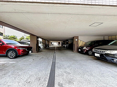 安心の平置き・半屋内タイプ。お車の出し入れもスムーズです。