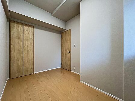 すっきりとした間取りで家具配置がしやすいお部屋。高さを活かしたクローゼットが備わっており、お部屋を広く使えます。
