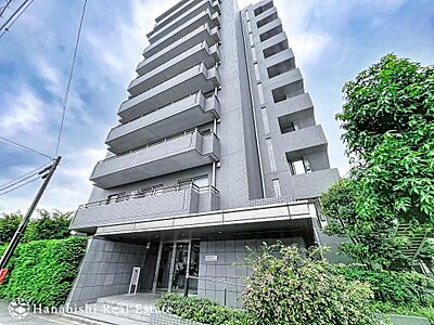 外観：グレー基調の洗練されたタイル貼りが印象的なマンション外観。周辺の緑とも美しく調和し、住まう誇りを感じさせるシックで上質な佇まいです。