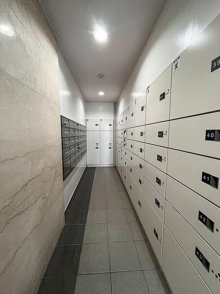 不在時や非対面での荷物受け取りに重宝する宅配ボックスを多数完備