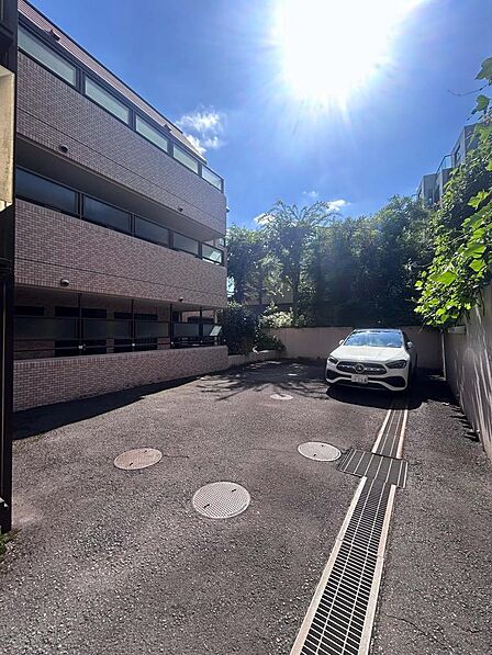 敷地内にある、ゆとりある平置き駐車場。車の出し入れもスムーズで、車移動の多い方には大変便利です。