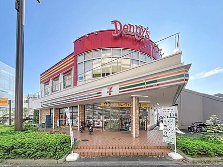徒歩圏内にあるコンビニエンスストアとファミレス。急なお買い物や外食にも困りません。