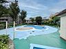 周辺：【宮本公園】夏場に小さなお子様が水遊びを楽しめる屋外プール施設。徒歩圏内にこうしたレジャースポットがあるのは、子育てファミリーにとって嬉しいポイントです。