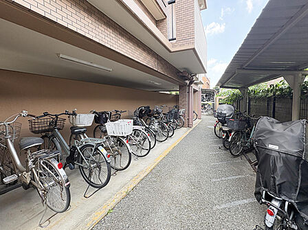 建物下および屋根付きスペースに確保された駐輪場です。雨や直射日光から大切な自転車を守り、劣化を防ぎます。サイクルラックや区画が整備されているため、整理整頓された綺麗な状態が保たれています。