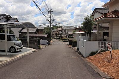 外観：前面道路含む現地写真