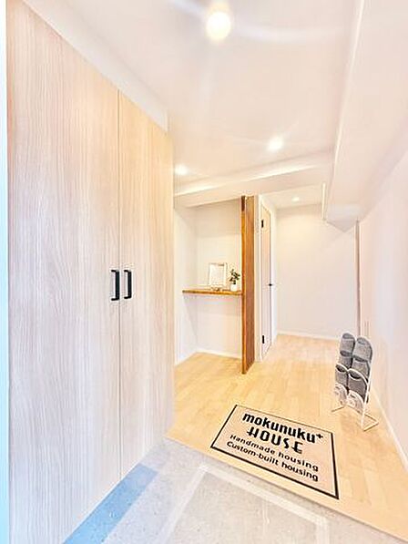 玄関を開けるとパッと明るい人感センサーでお出迎え。
