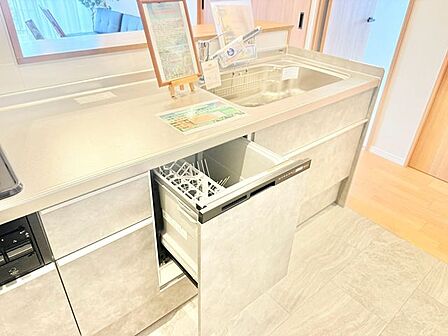 食洗機や水栓一体型浄水器など、設備も充実。