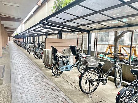 屋根付き駐輪場。